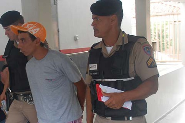 Jovem é preso pela PM com diversas pedras de crack após tentar engolir a droga