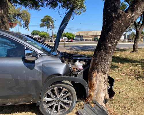 Motorista "passa mal" no volante e bate em árvore na Av. JK, em Patos de Minas