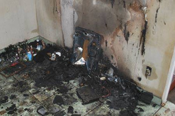 Curto Circuito provoca incêndio e quase destrói casa no Sebastião Amorim
