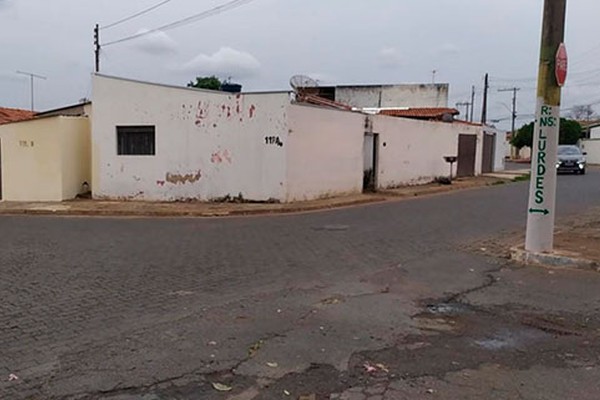 Morador denuncia riscos de acidentes e cobra providências da Prefeitura em Patos de Minas