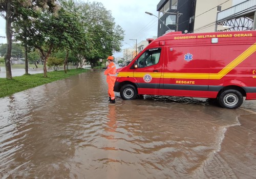 Chuva intensa causa alagamentos e diversos transtornos em Patos de Minas