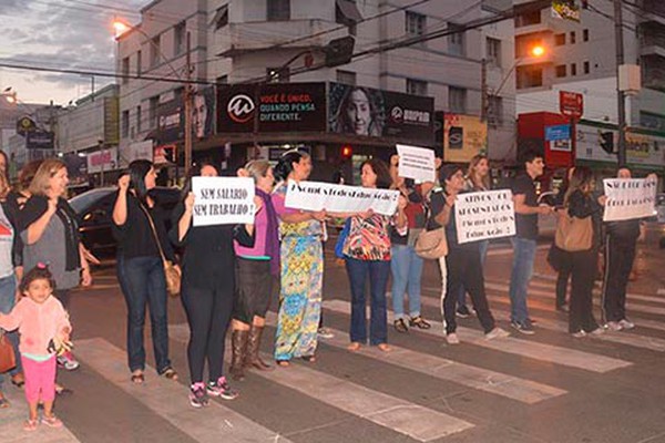 Professores protestam no centro de Patos de Minas e cobram o pagamento de seus salários