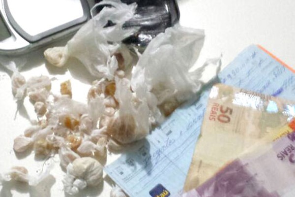 Polícia Militar flagra tráfico de drogas e prende autor com balança e quase 50 pedras de crack