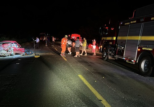 Sobe para cinco o número de mortes em tragédia com dois carros na BR 365
