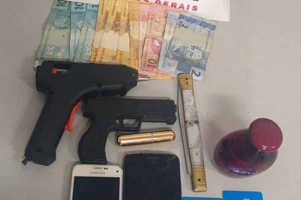 Homens utilizam pistola de cola quente para assaltar moradores no bairro Vila Rosa