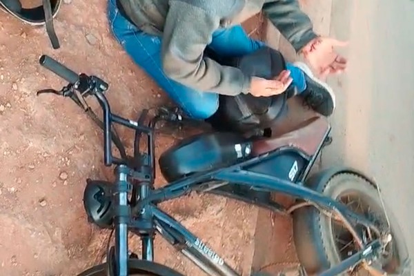 Motorista foge após atingir bicicleta elétrica e deixar mulher ferida em Patos de Minas
