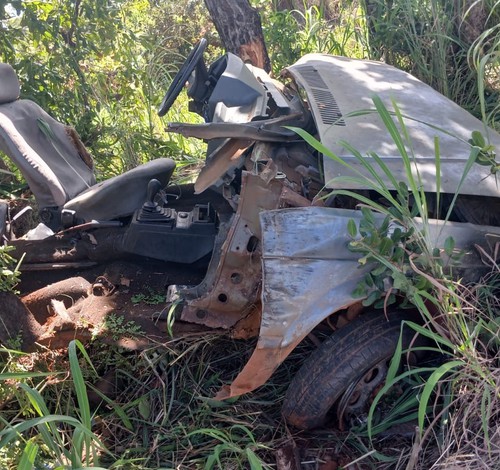 Veículo fica completamente destruído após bater em árvore na MG-188; motorista ficou gravemente ferido