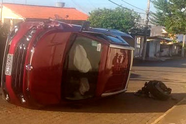 Motorista tenta desviar de cão, bate em poste e pick up para tombada em Patos de Minas