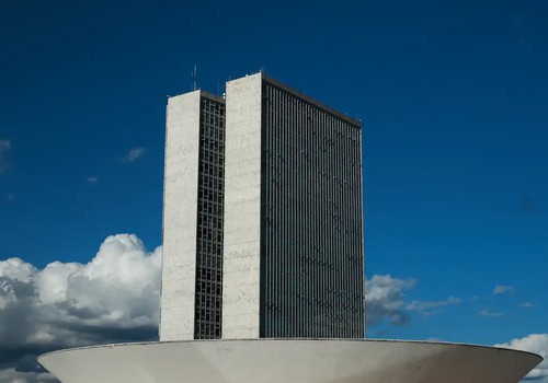 Câmara cancela passaporte diplomático de Eduardo Bolsonaro e Ramagem