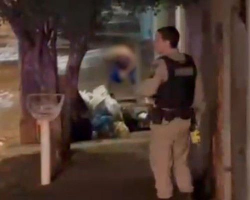 Homem em surto psicótico se arma com faca e precisa ser contido com uso de Taser pela PM