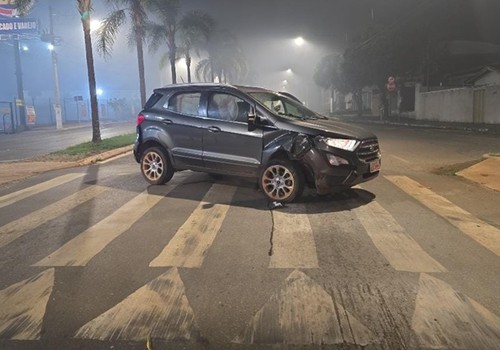Mulher perde o controle em faixa de pedestre elevada, bate e acaba presa na Avenida Marabá