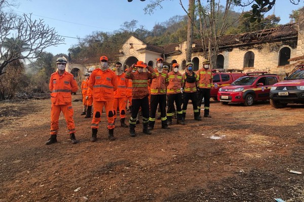 Corpo de Bombeiros retoma combate a incêndio que já dura três dias na região de Serra Negra