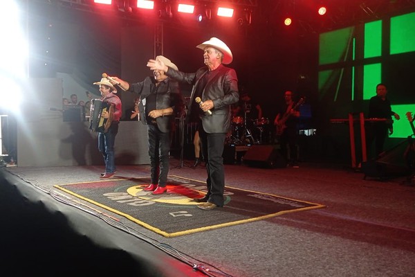 Gino e Geno relembram o sucesso "Mulher não dá voa" na Fenapraça 2025; veja ao vivo