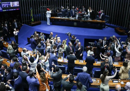 Imprensa estrangeira vê vitória de Lula em aprovação do fim da 6x1