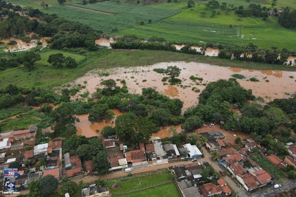 Com o nível do Rio Paranaíba a 9,25 m, imagens aéreas mostram águas invadindo residências