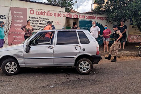 Carro para tombado após avançar parada e ser atingido por outro automóvel em Patos de Minas