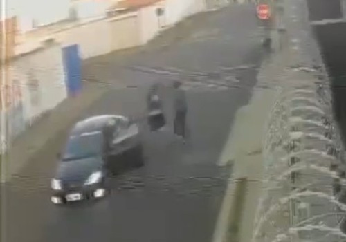 Homem chuta cachorro de criança e depois automóvel e acaba agredido por motorista; veja