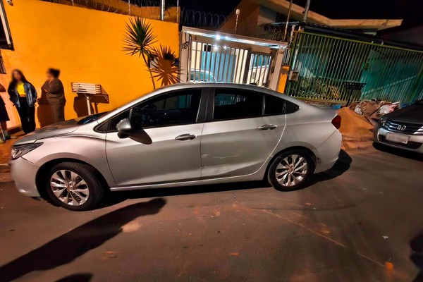 Motorista que bateu em carros estacionados confessa que perdeu o controle ao manusear o celular