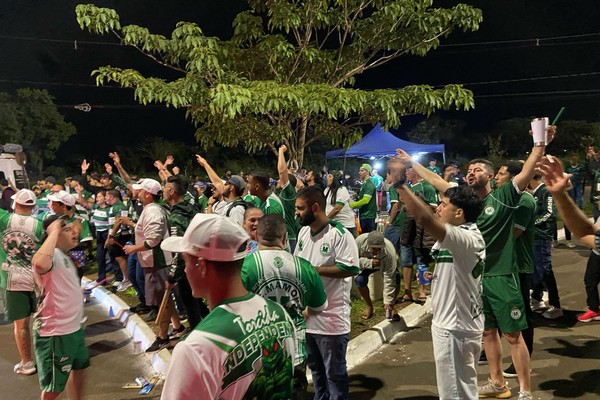Torcedores do Mamoré cantam e fazem festa antes do clássico no Estádio Bernardo Rubinger de Queiroz