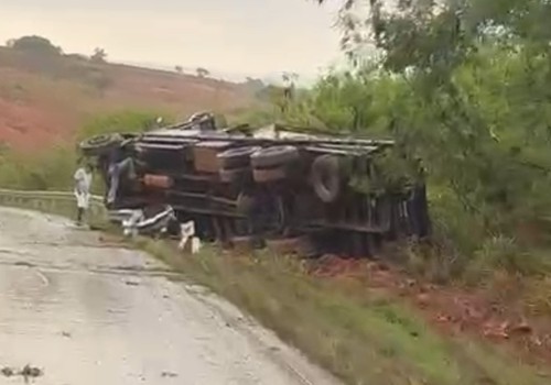 Caminhão tomba ao lado de outro que também havia saído da rodovia momentos antes, em Patos de Minas