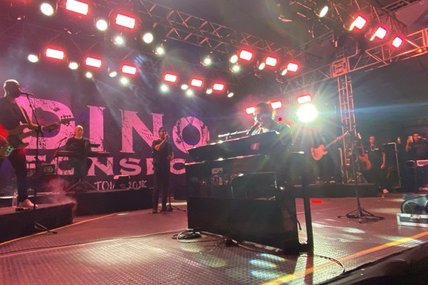 No teclado, Dino Fonseca canta o sucesso “November rain”; veja ao vivo