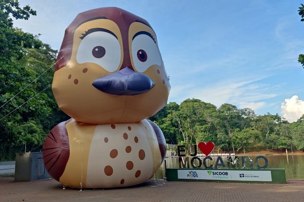 Pato inflável gigante surge no interior do Parque Municipal do Mocambo e intriga visitantes
