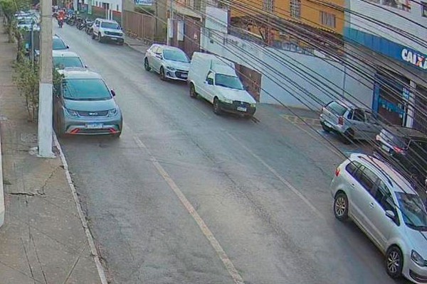 Proprietária procura motorista que bateu em carro estacionado no Centro de Patos de Minas