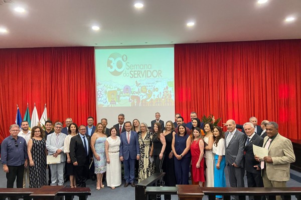 Servidores que atuam há 30 anos na Comarca de Patos de Minas são homenageados pelo TJMG