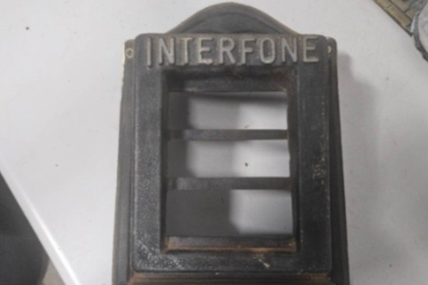 Homem é preso após furtar capas de interfones e números residenciais em Patos de Minas