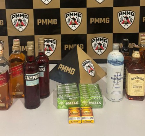Jovem invade comércio pelo telhado, furta bebidas e cigarros e é preso escondido debaixo de pia