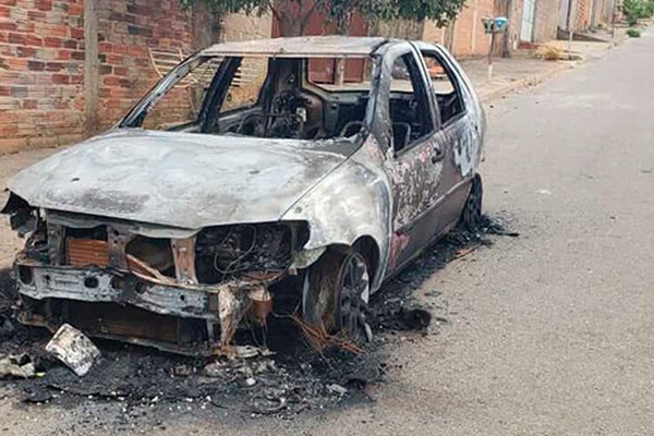 Veículo pega fogo no bairro Coração Eucarístico e proprietário suspeita de incêndio criminoso