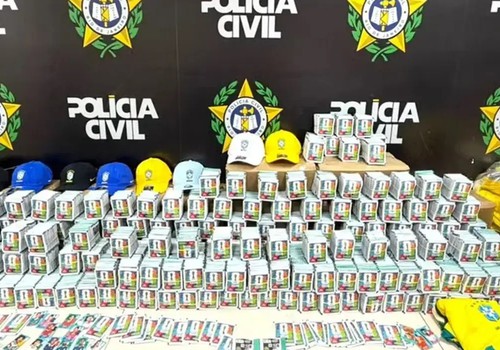 RJ: Polícia apreende mais de 200 mil figurinhas falsificadas da Copa