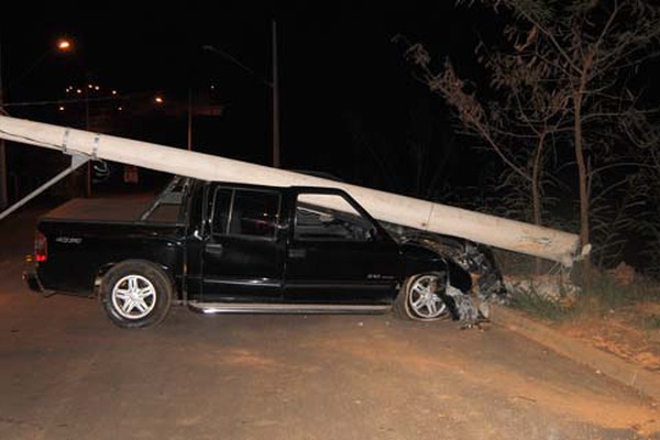 Motorista com sinais de embriaguez derruba poste no Laranjeiras e acaba na delegacia