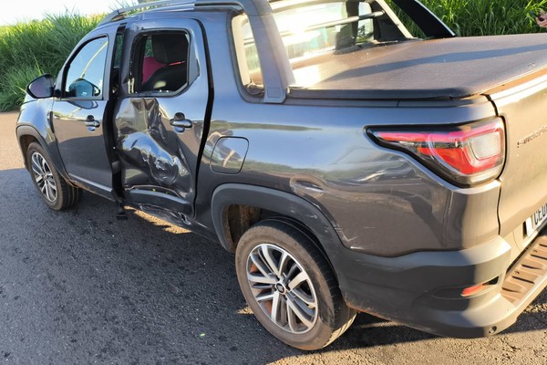 Pick up tenta conversão e é atingida por carreta na MGC 354, em Patos de Minas; idoso ficou ferido