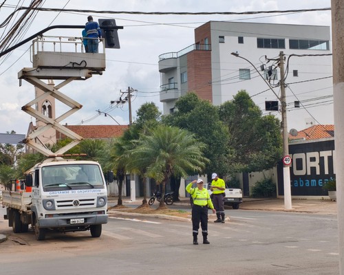 Prefeitura de Patos de Minas instala novos semáforos no cruzamento da Avenida Paranaíba