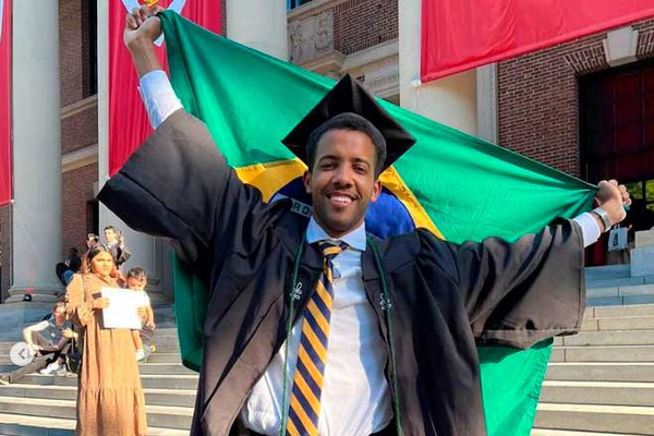 Estudante de Paracatu é o primeiro brasileiro negro a se formar na Universidade de Harvard