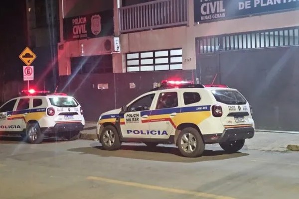 Polícia Militar cumpre mandado e prende mãe e filhos por tráfico de drogas em Patos de Minas