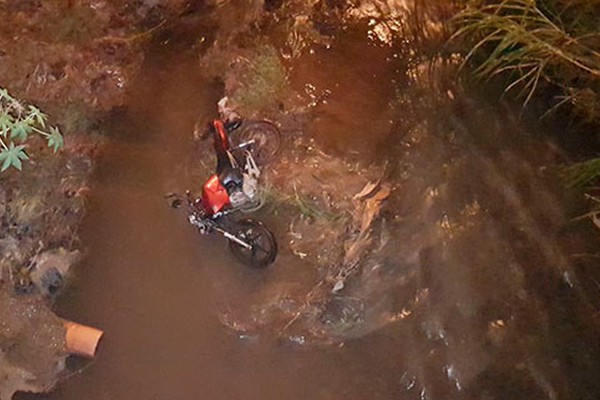 Condutor de motocicleta inabilitado fica gravemente ferido ao cair no Córrego do Monjolo