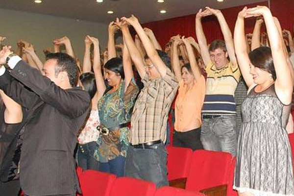 Curso no UNIPAM com técnicas de memorização e até hipnose surpreende estudantes