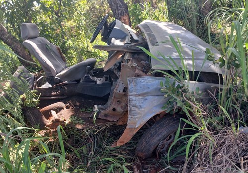 Veículo fica completamente destruído após bater em árvore na MG-188; motorista ficou gravemente ferido