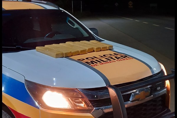 PM Rodoviária aborda ônibus durante Operação Pré-Carnaval e prende passageiro com 8 barras de maconha