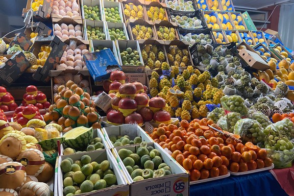 Pela primeira vez em Patos de Minas comerciantes ofertam frutas exóticas de SP; veja ao vivo