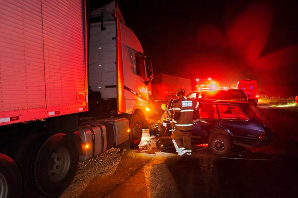 Acidente entre carreta e veículo de passeio tira a vida de duas pessoas na MG 187, em Ibiá