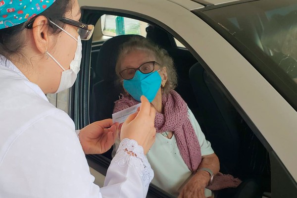 Idosa de 101 anos que sobreviveu à Covid-19 é vacinada com a primeira dose em Patos de Minas