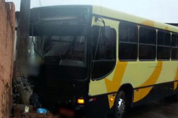 Ônibus perde o freio e motorista evita novo grave acidente em São Gotardo