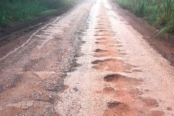 Usuários da BR 352 se revoltam com as condições precárias da rodovia, em Patos de Minas