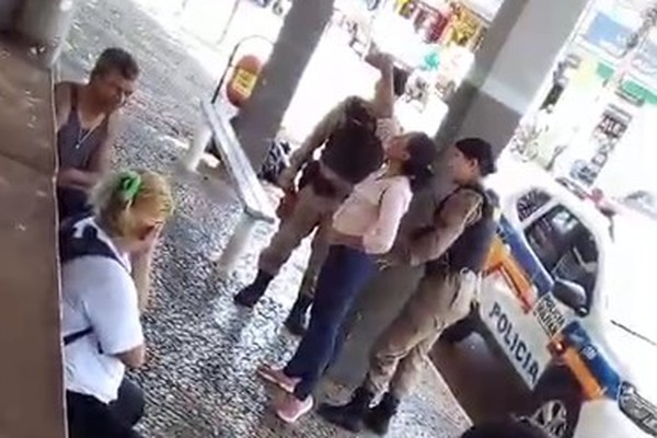 Camila volta a ser presa por perturbação de sossego no Mercado Municipal de Patos de Minas