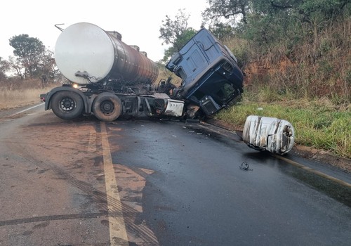 Motorista perde controle de caminhão-tanque em descida, bate em barranco e interdita parcialmente a MG410