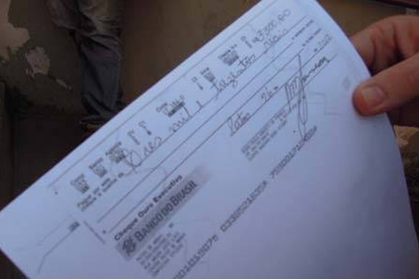 Mototaxista é flagrada tentando descontar cheque adulterado de R$ 3.300,00