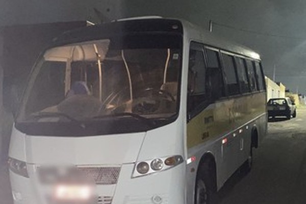 Bandidos furtam ônibus escolar, e veículo é encontrado abandonado em Patrocínio